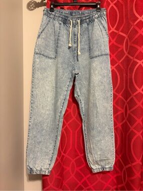Light Wash Denim Shorts - Light Blue